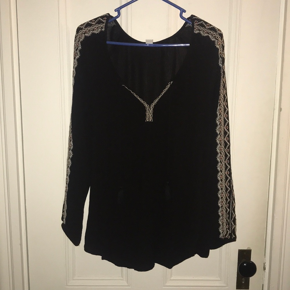Adorable thin long sleeve embroidered top